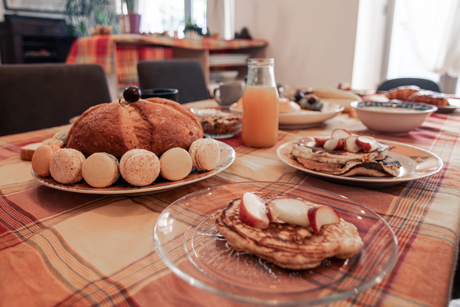 Brunch gourmand servi au Couvent des Pallières avec pancakes, jus de fruits frais et viennoiseries maison