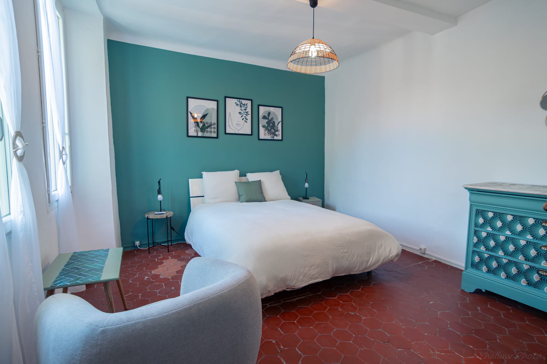 Chambre de charme en Provence avec lit double et décoration soignée