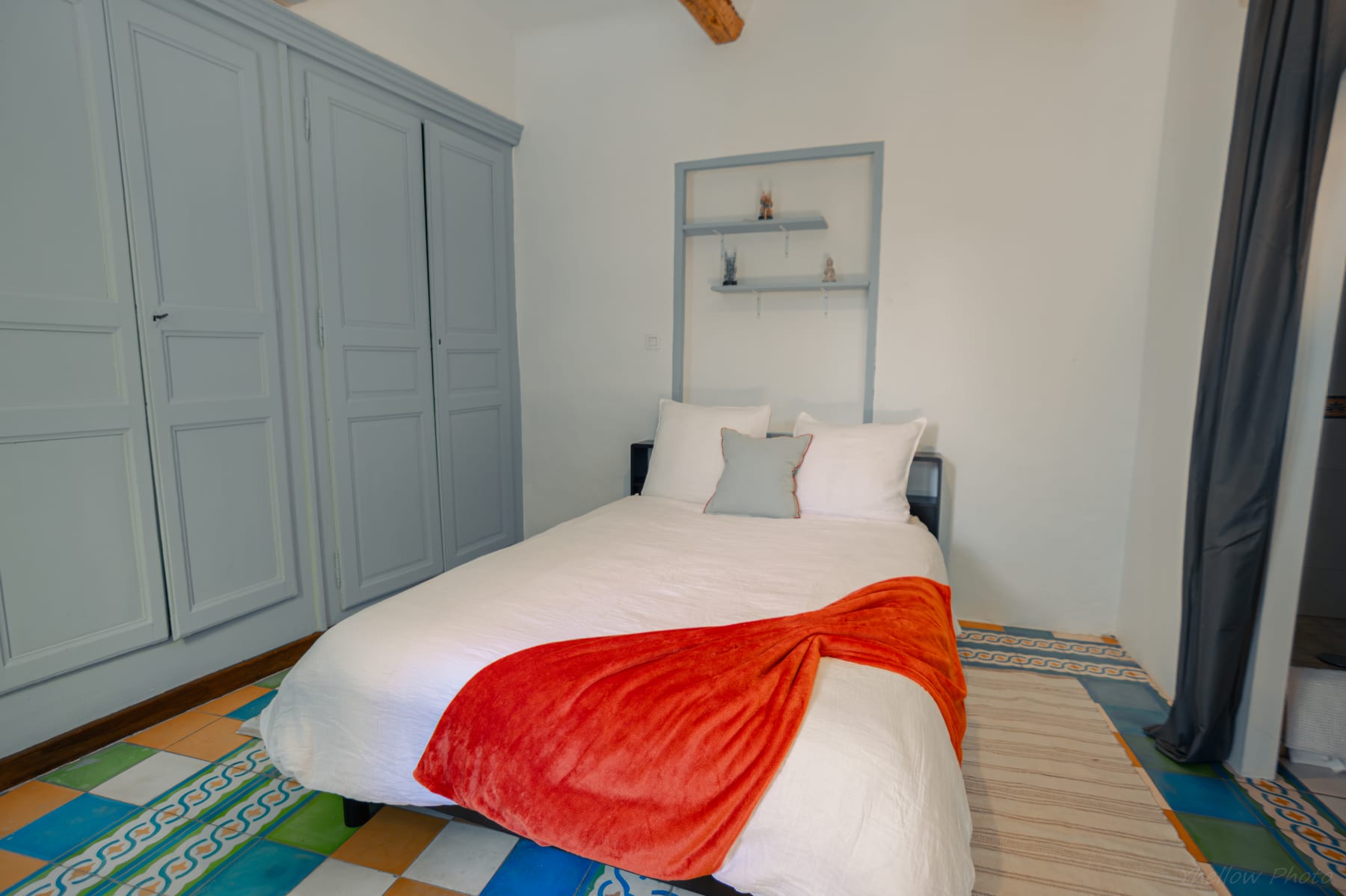 Chambre double confortable avec lit queen size au Couvent des Pallières à Esparron-de-Pallières