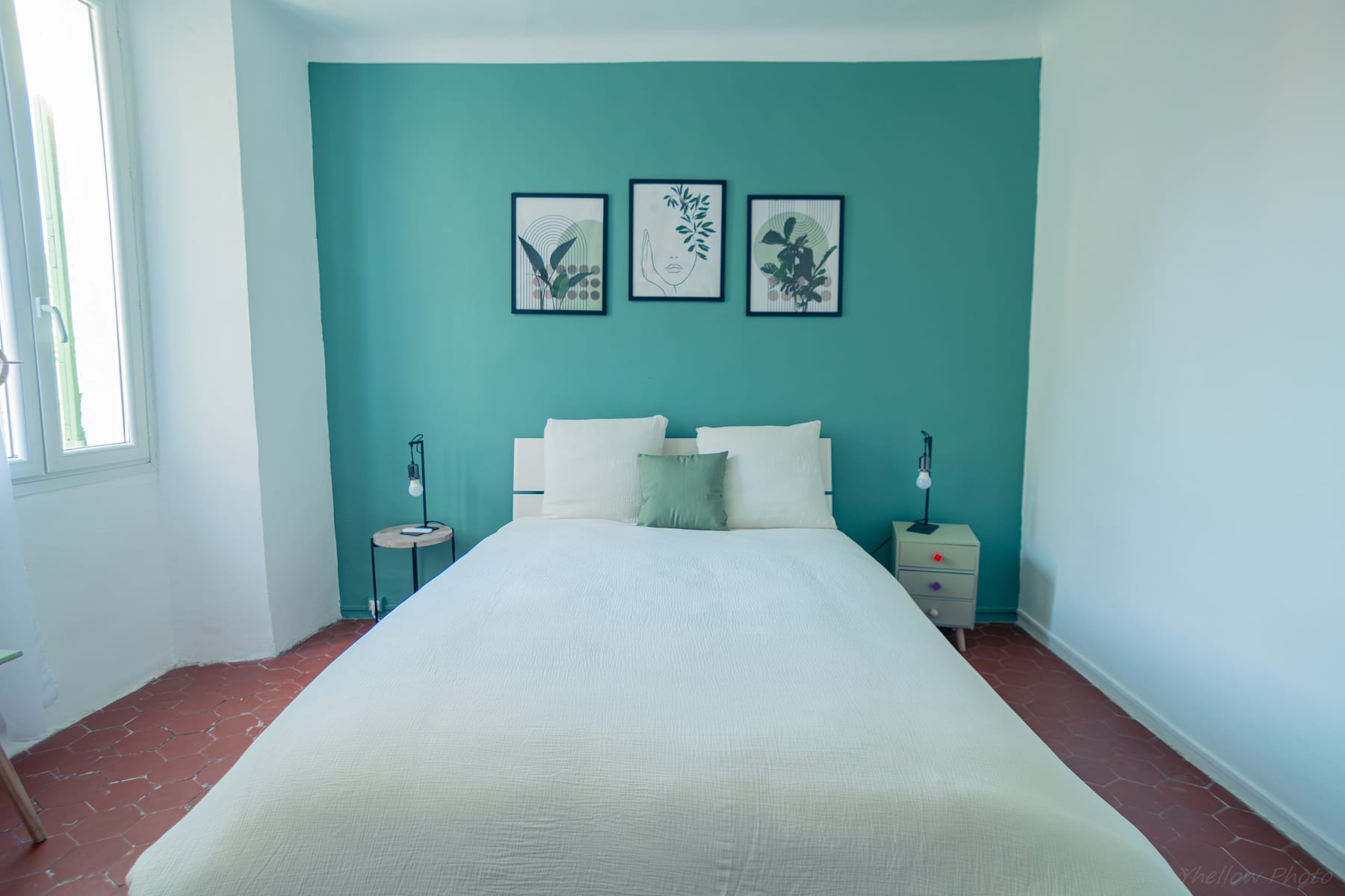 Chambre d'hôtes à Esparron avec lit double et mur vert apaisant