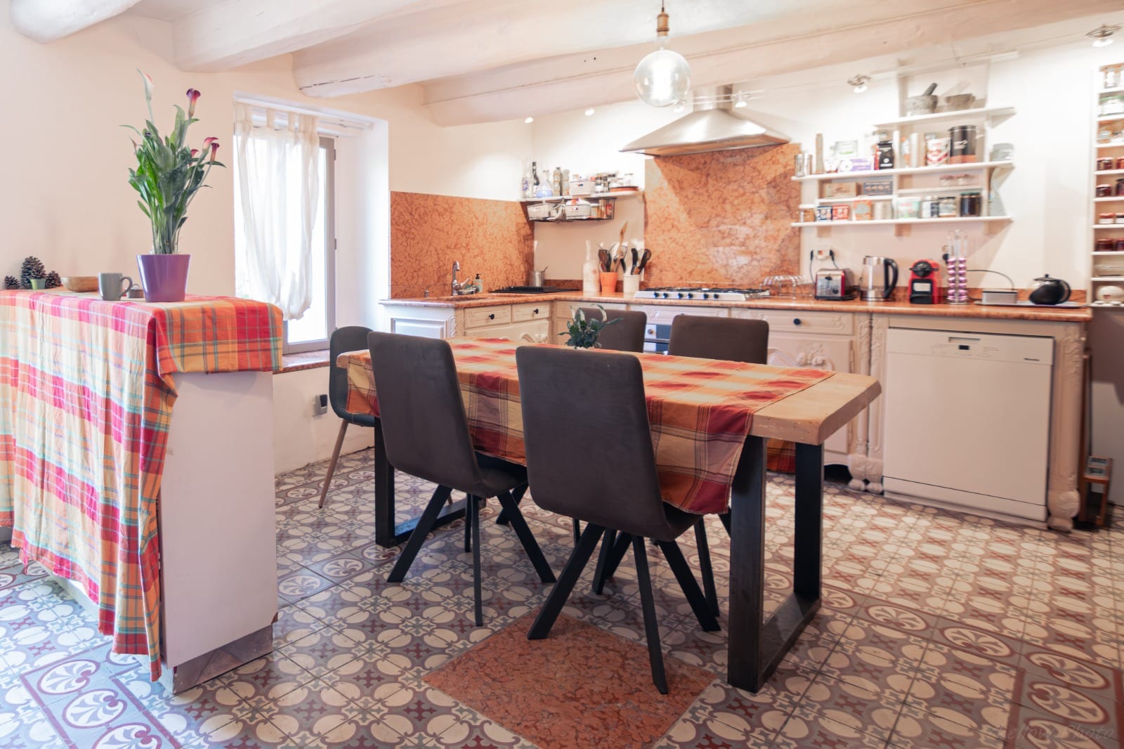 Cuisine ouverte et coin salle à manger avec grande table au Couvent des Pallières