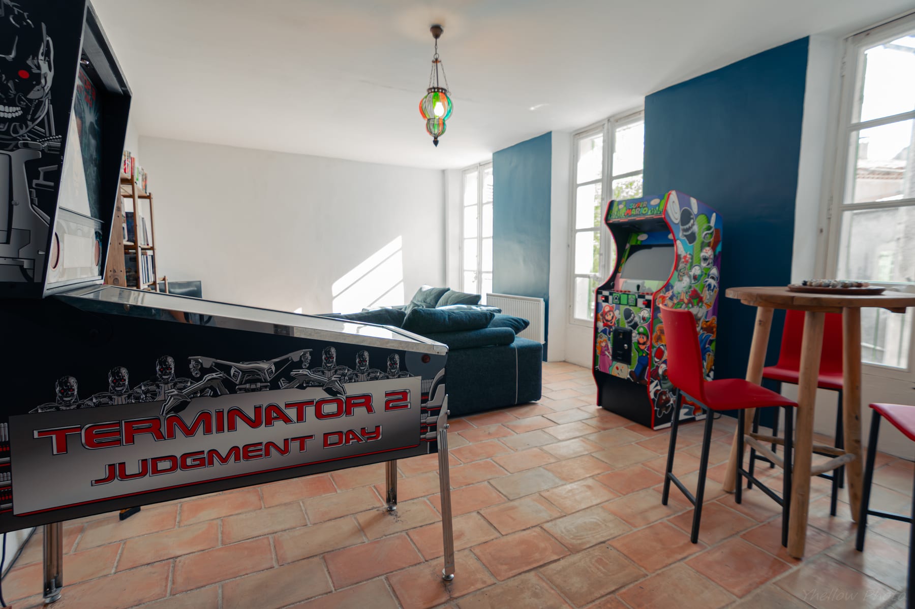 Espace loisirs familial avec flipper, borne d’arcade et salon détente au Couvent des Pallières