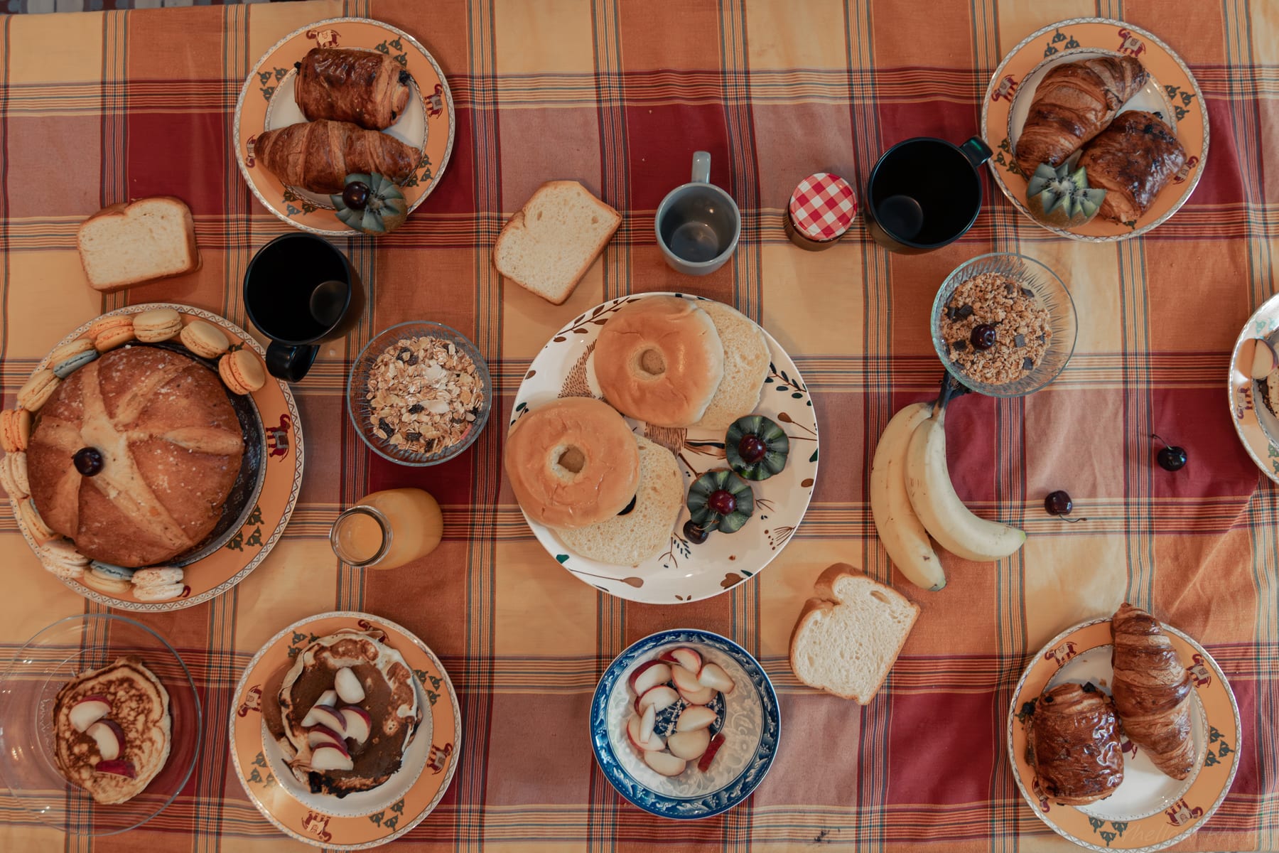 Petit-déjeuner complet en chambre d’hôtes près des Gorges du Verdon avec viennoiseries, fruits et boissons chaudes