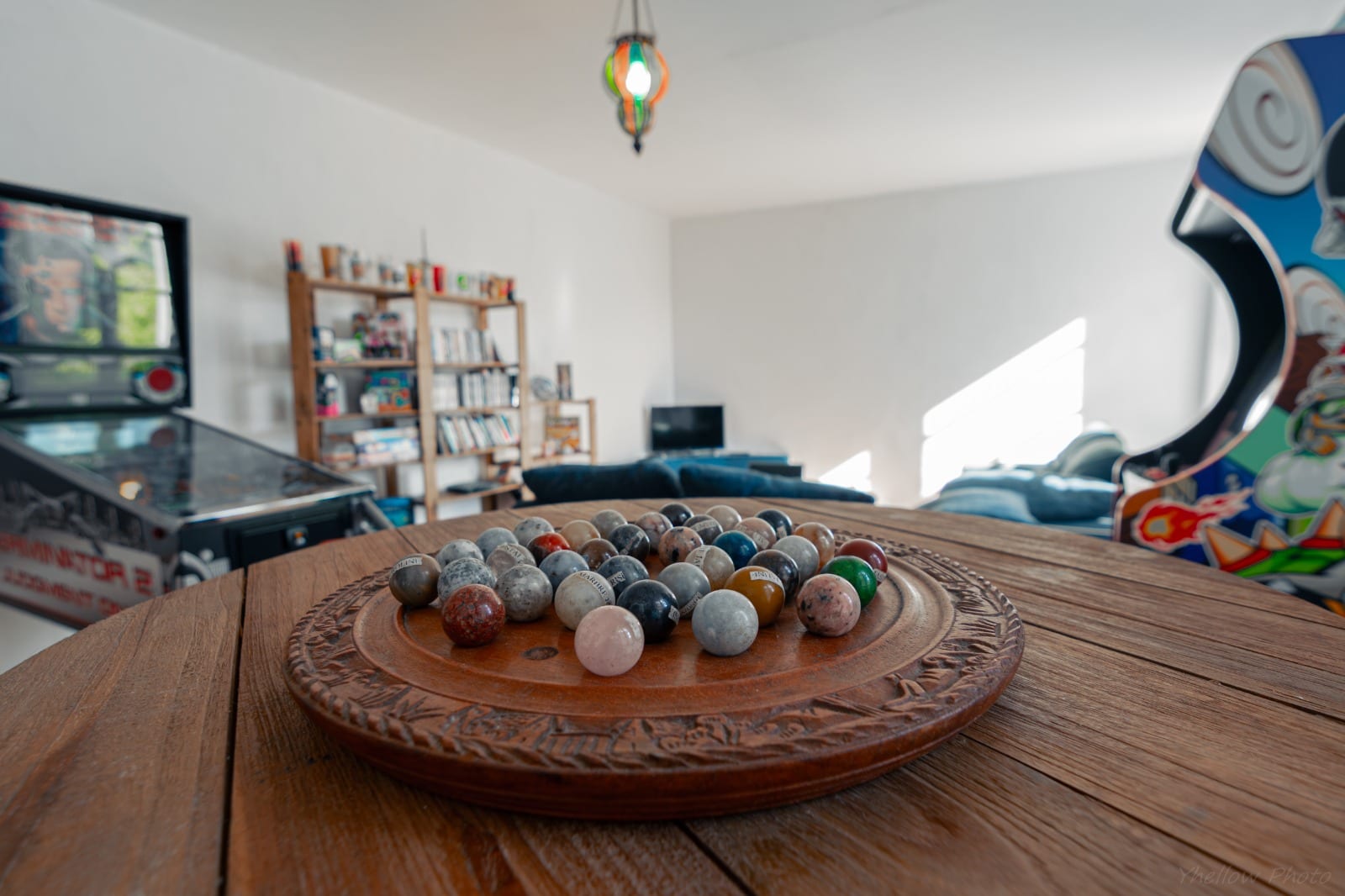 Espace jeux avec table et jeux de société au Couvent des Pallières