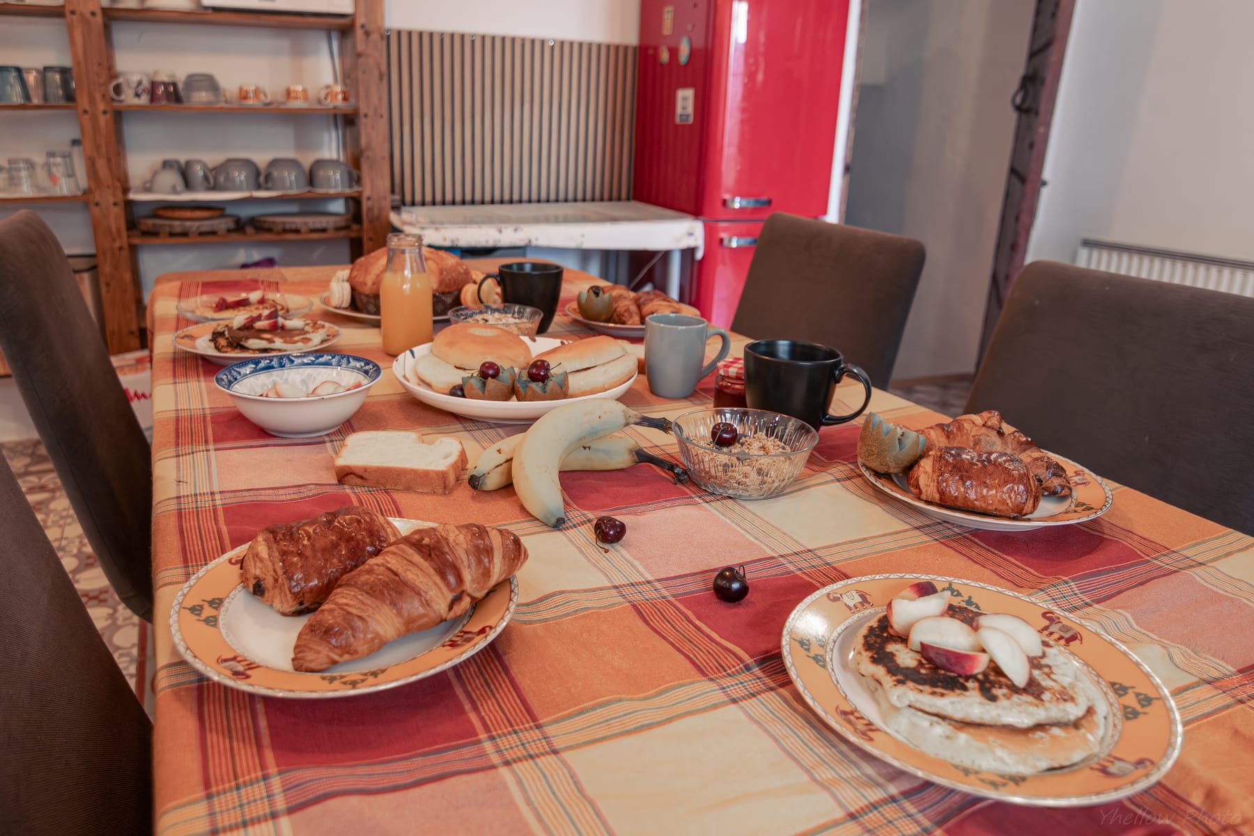 Salle de petit-déjeuner conviviale du Couvent des Pallières dans le Var en Provence Verte