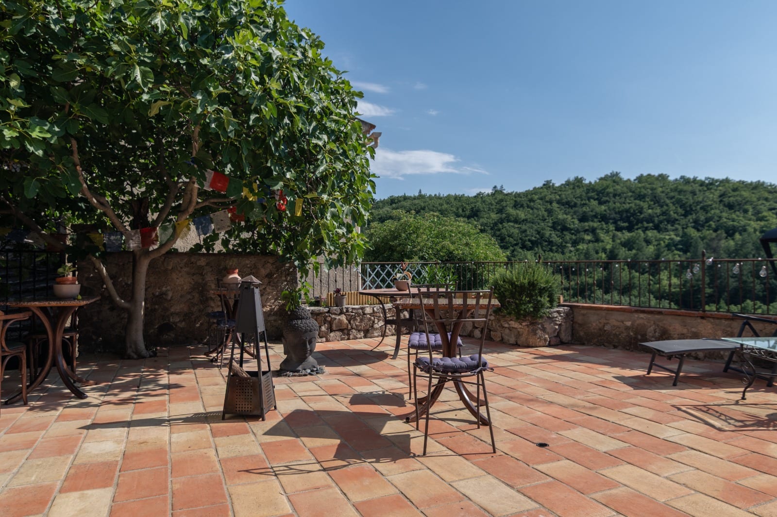 Grande terrasse panoramique face aux paysages de Provence au Couvent des Pallières