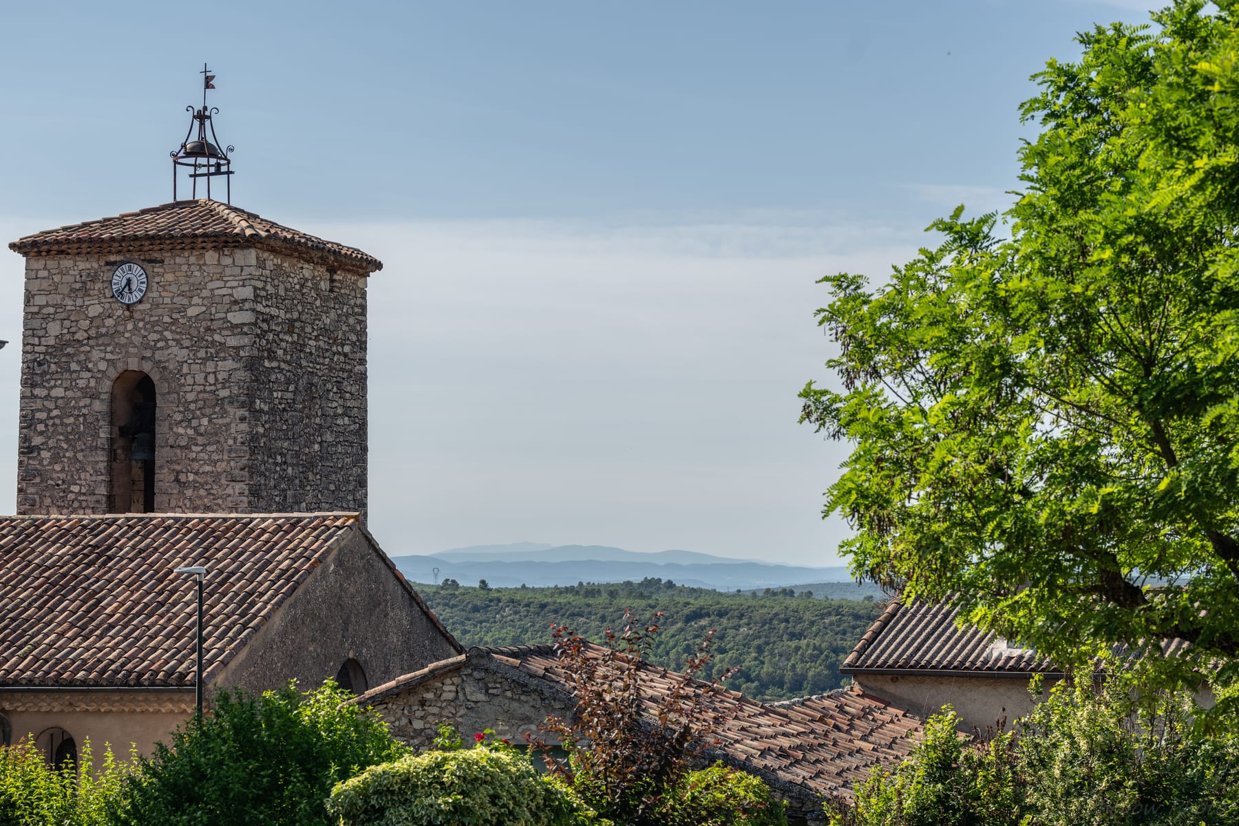 Vue panoramique sur les collines du Verdon et la campagne provençale depuis Esparron-de-Pallières